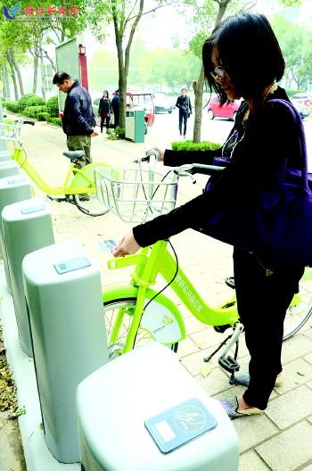 市民在站點(diǎn)刷卡取車。記者 殷夢(mèng)