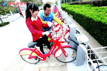 工作人員指導(dǎo)市民取車。記者 張馳