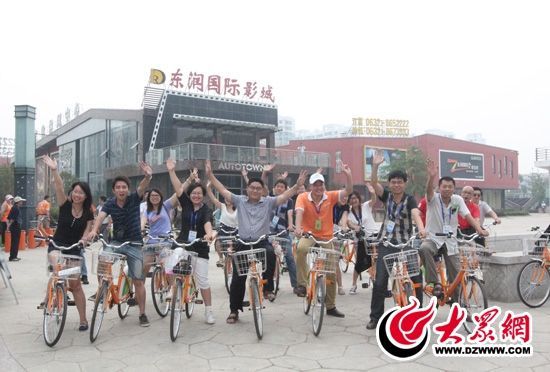 采訪團(tuán)記者做好準(zhǔn)備體驗(yàn)公共自行車。 記者 郭豪 攝。