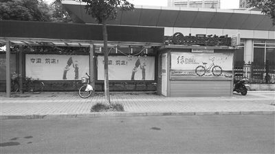 銅陵市委市政府旁邊的站點內(nèi)空空蕩蕩。